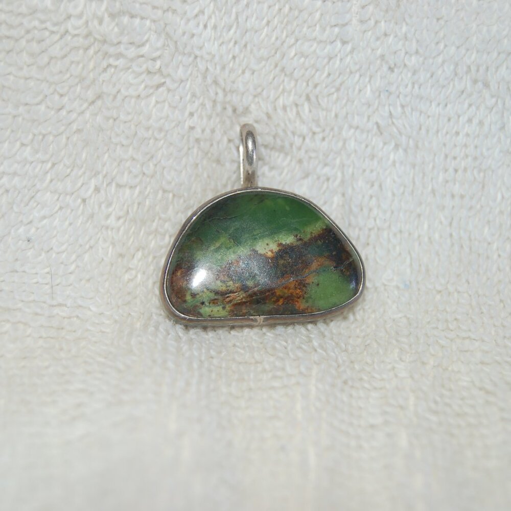 Pendent Native American design, Green stone silver setting